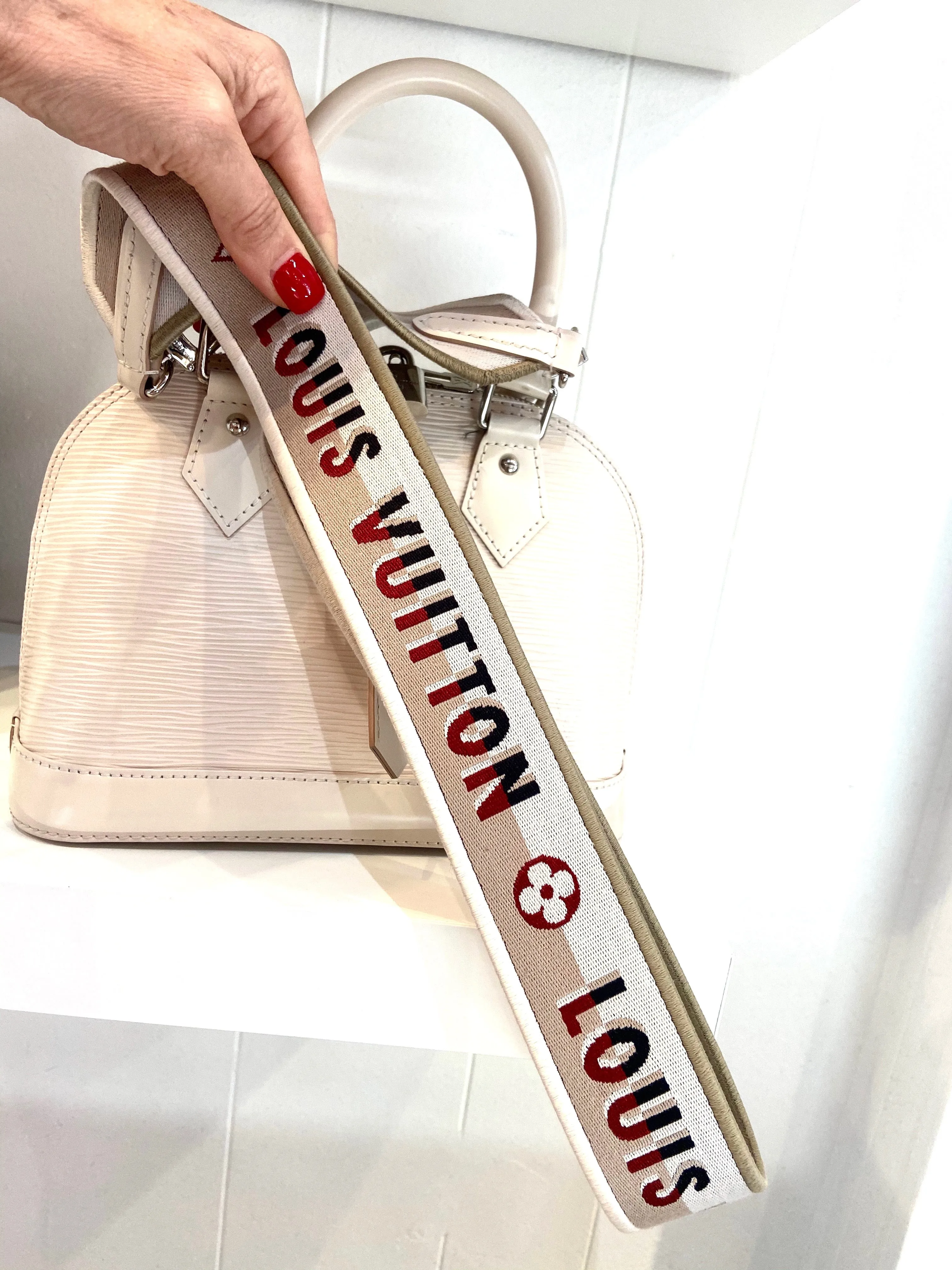 LOUIS VUITTON EPI LEATHER ALMA BB WHITE QUAERZ