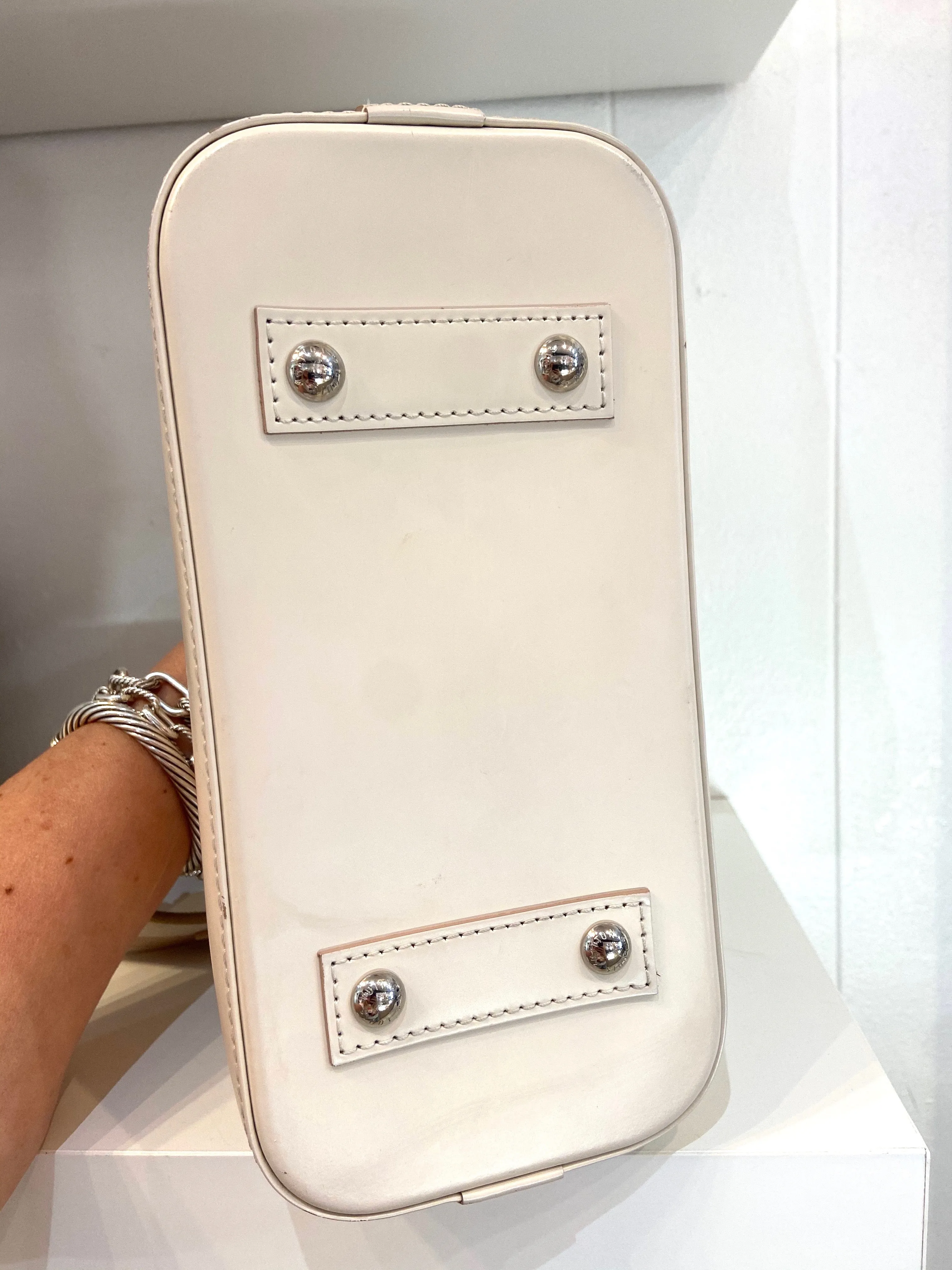 LOUIS VUITTON EPI LEATHER ALMA BB WHITE QUAERZ