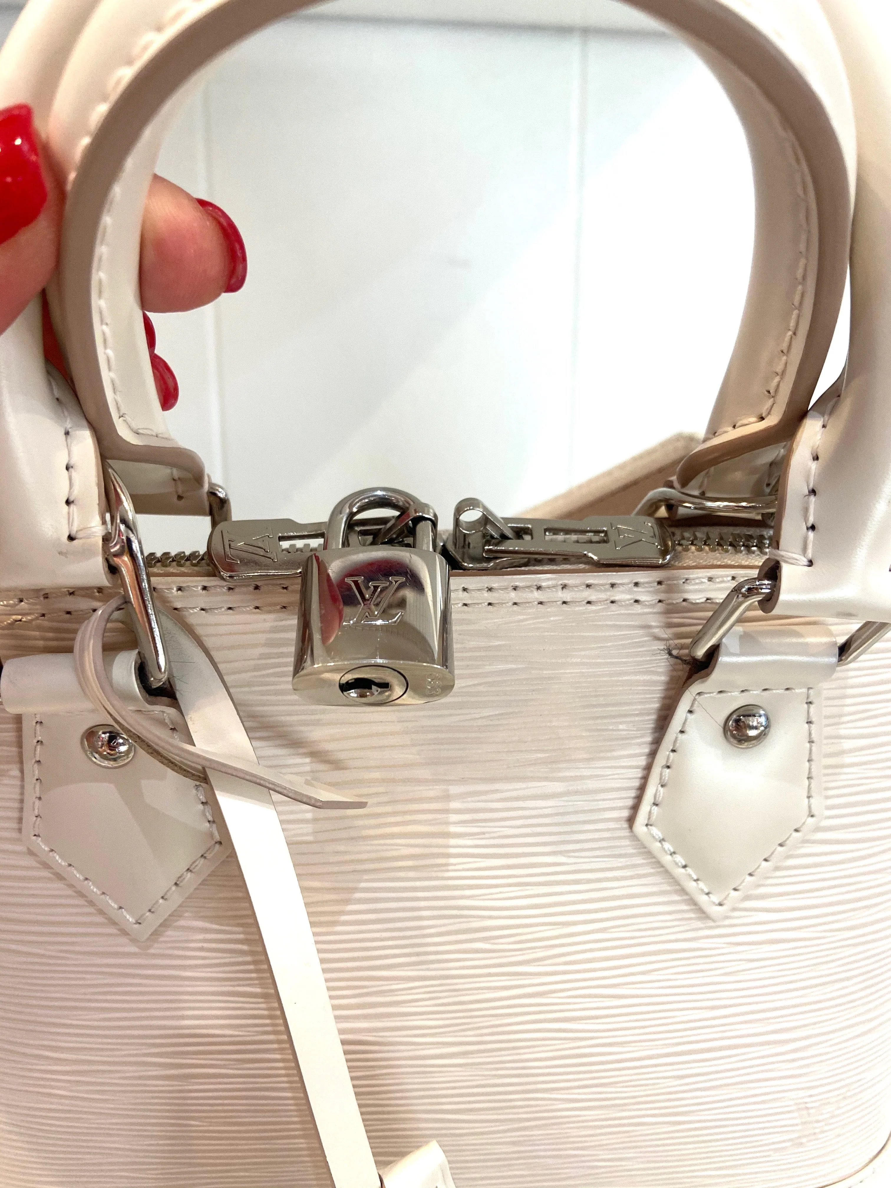 LOUIS VUITTON EPI LEATHER ALMA BB WHITE QUAERZ